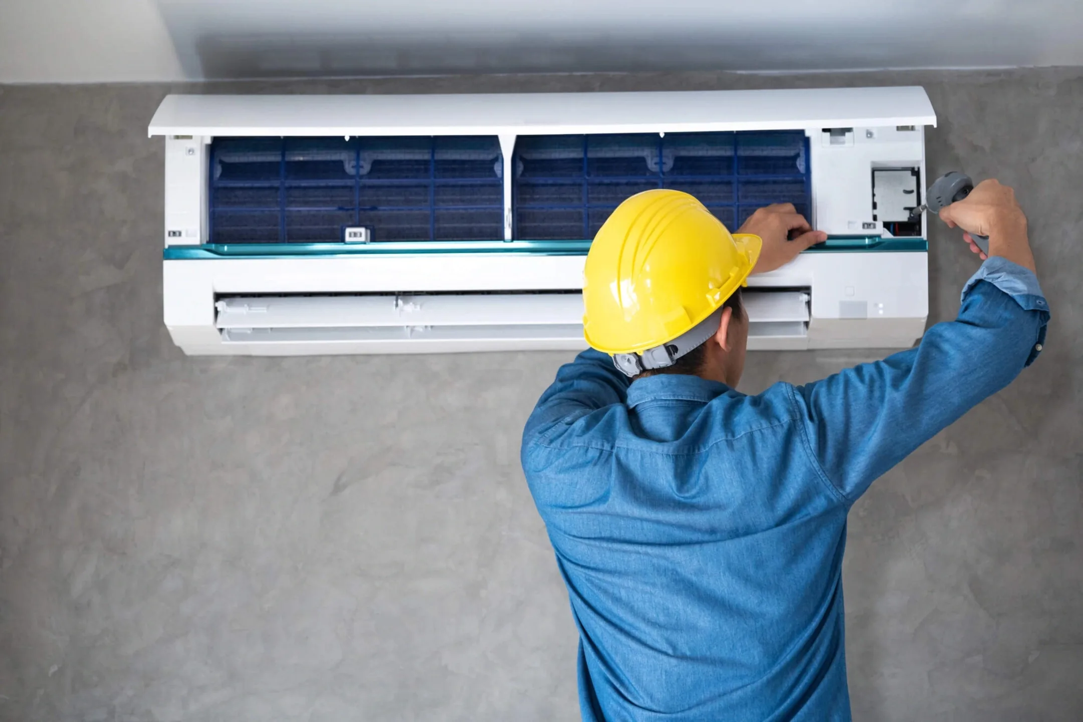 Técnico realizando mantenimiento y desinfección de aire acondicionado